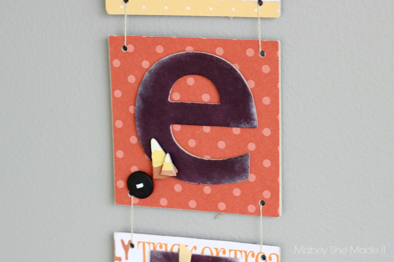 Halloween Door Hanging | Mabey She Made It | #halloween #halloweendecor #candycorn #papercrafts @mabeyshemadeit