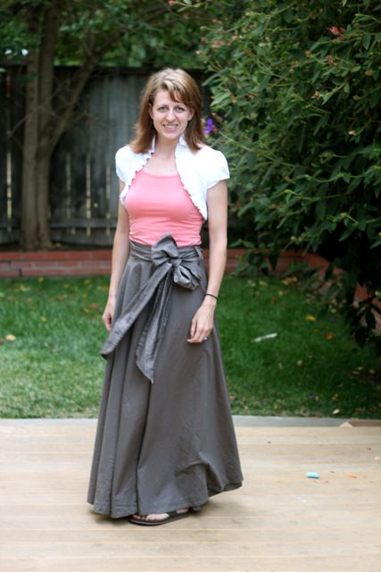 Make a Maxi Skirt from a Sheet | Mabey She Made It #upcycle #sewing #repurpose #maxiskirt #sheet