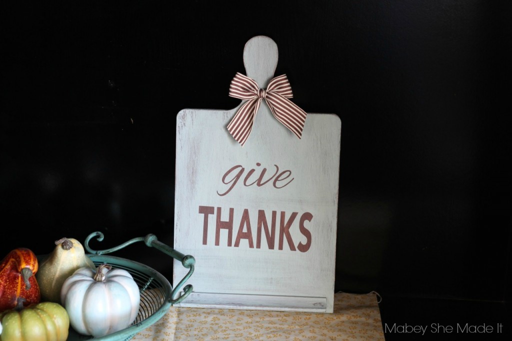 Give Thanks Board | Mabey She Made It for Made From Pinterest | #thanksgiving #thanks #recipeboard #thankful #vinyl